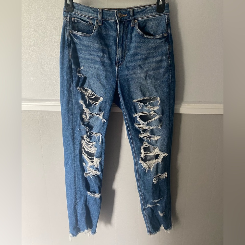 American Eagle Mom Jeans. Size 6